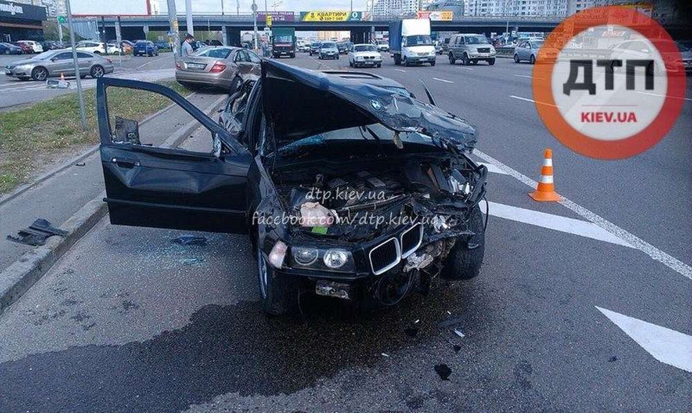 В столкновении Mercedes и BMW в Киеве пострадали шестеро