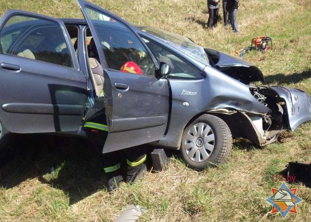 Под Могилевом лоб в лоб столкнулись Fiat и Citroen: потребовалась помощь спасателей