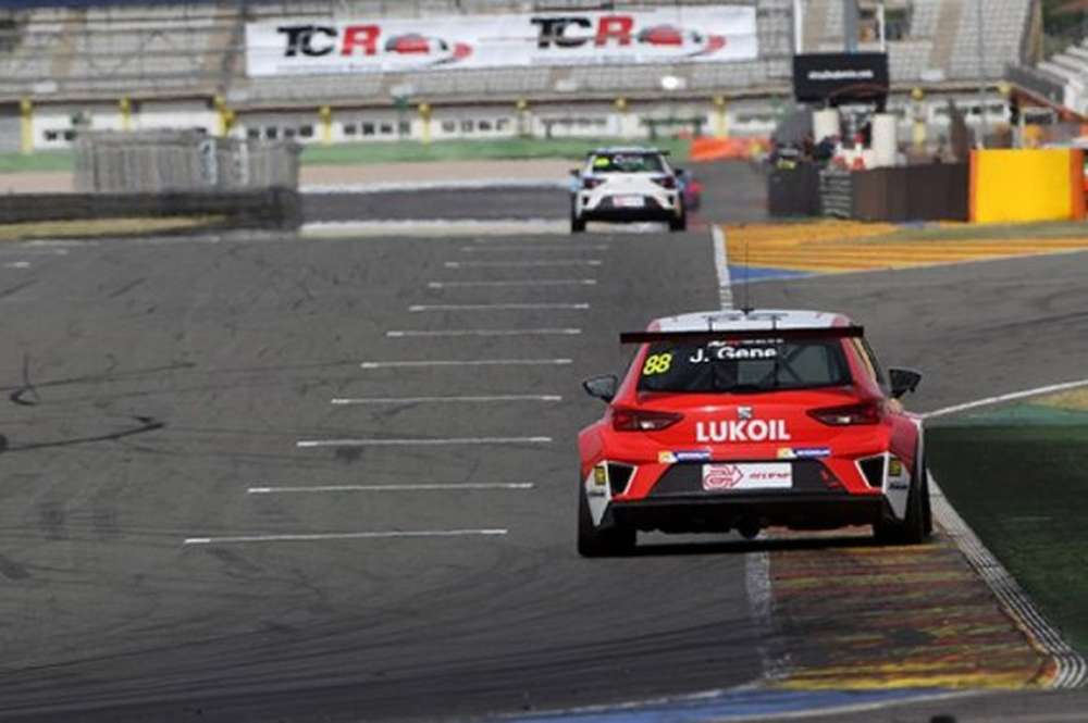 Пилоты команды Craft-Bamboo LUKOIL быстрейшие в первой тренировке TCR в Валенсии