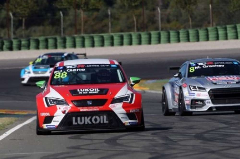 Хорди Жене расстроен из-за аварии во второй гонке TCR