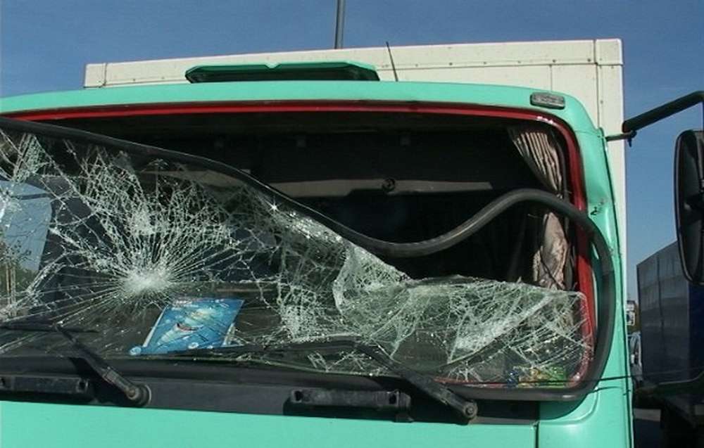 На Южном мосту в Киеве столкнулись грузовик и автокран