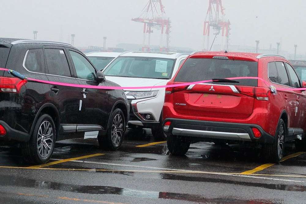 В сети появились фотографии обновленного кроссовера Mitsubishi Outlander