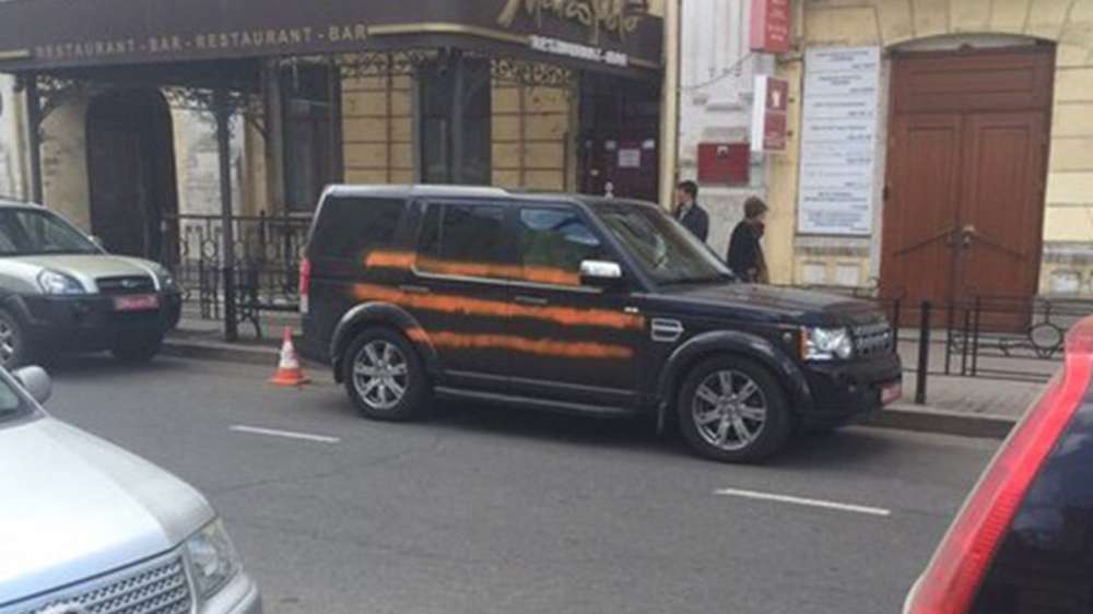 В Иркутске машину генконсульства Польши раскрасили в цвета георгиевской ленты