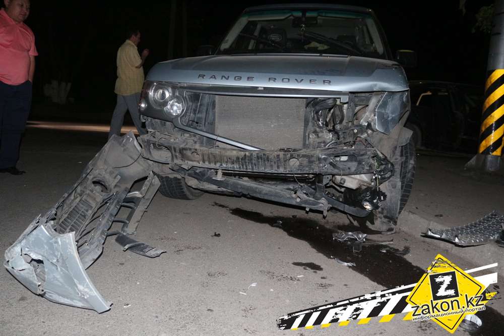 В Алматы BMW после столкновения с Range Rover снес бетонный столб