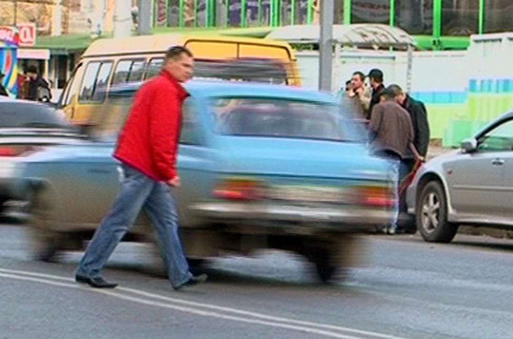 Пешеход перешел на красный свет. Переходит дорогу в неположенном месте. Пешеход в неположенном месте. Пешеход переходит дорогу в неположенном месте. Переход дороги в неположенном месте.