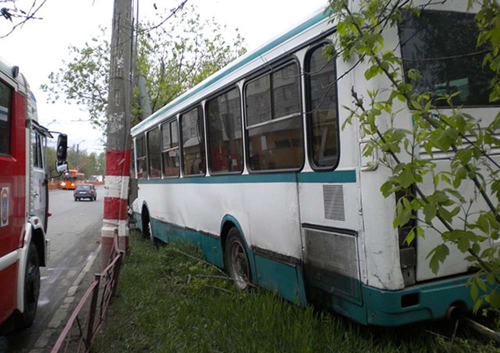 Автобус врезался в столб в Нижнем Новгороде, пострадали восемь человек