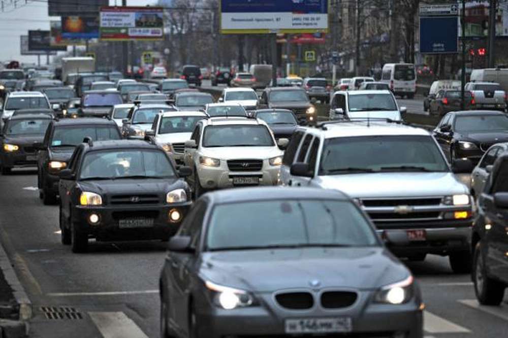 Упавший в реку грузовик парализовал движение на МКАД