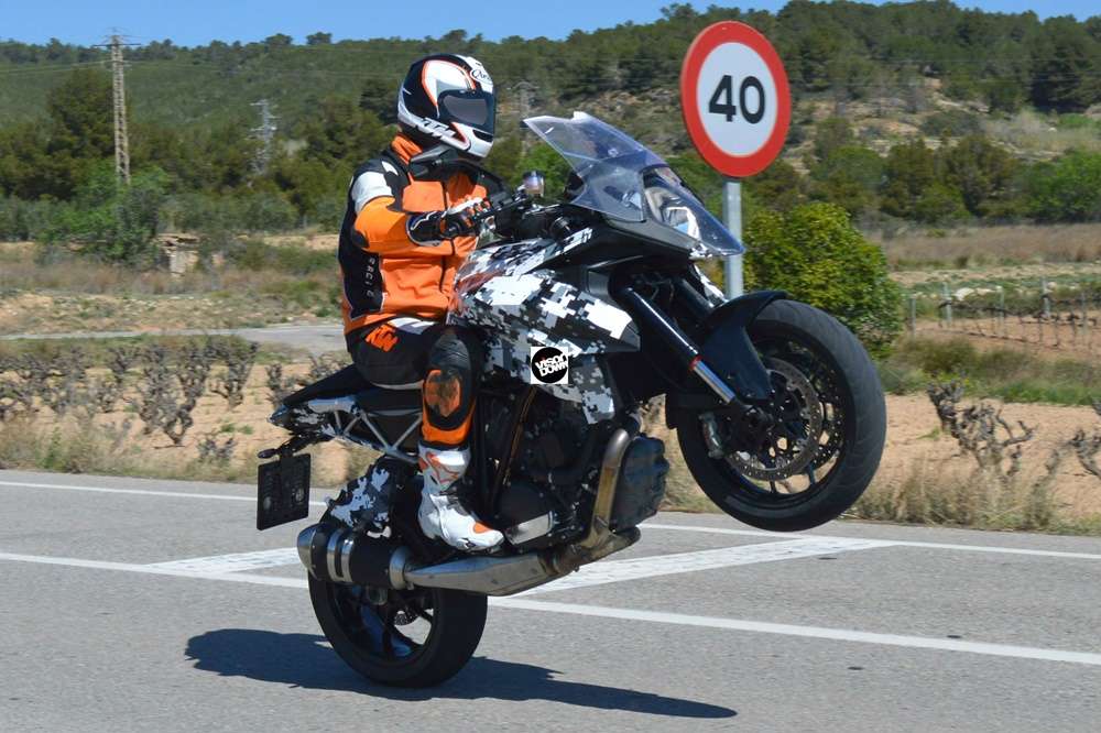 Шпионское фото мотоцикла KTM 1290 Super Duke GT
