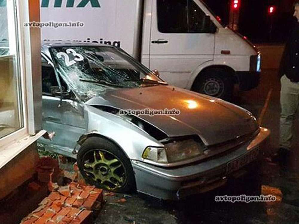 ДТП в Киеве: на Луговой Honda Civic врезался в цветочный киоск