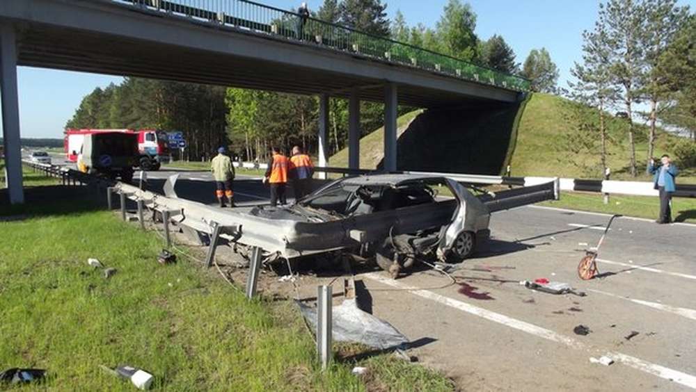 На трассе М1 Renault "прошило" отбойником: погибли два человека