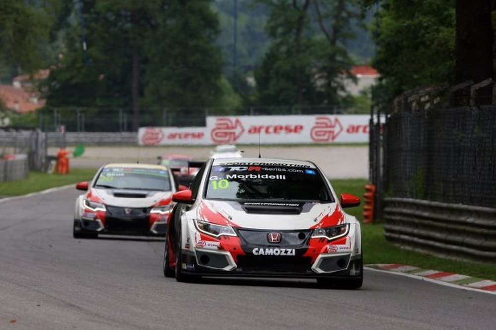 Морбиделли выиграл первую гонку TCR в Монце, Грачёв и Афанасьев столкнулись