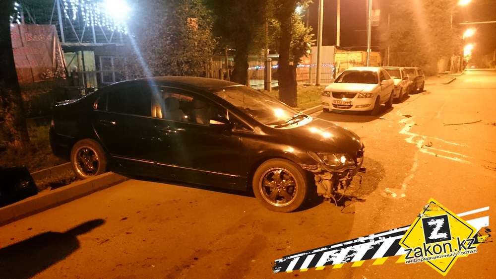 Неосмотрительность водителя Honda при развороте закончилась аварией в Алматы