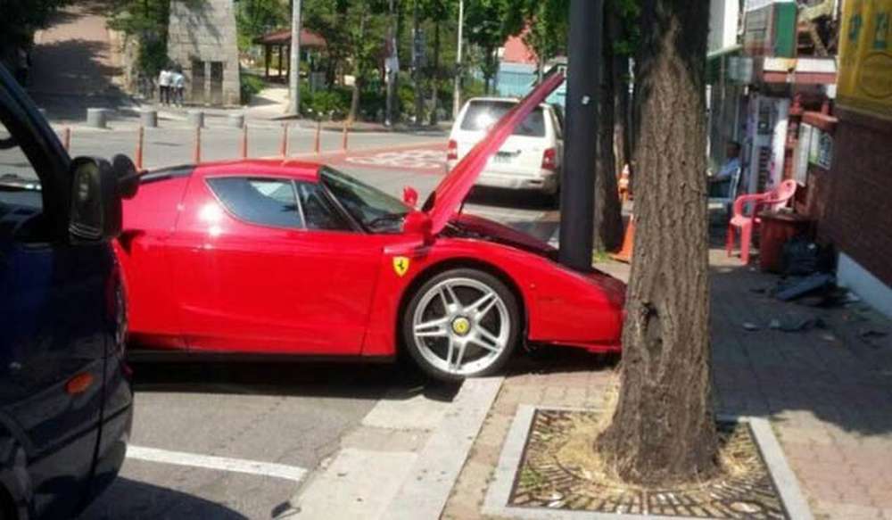 Нарочно не придумаешь: дорогостоящий споорткар Ferrari Enzo «обнял» металлический столб