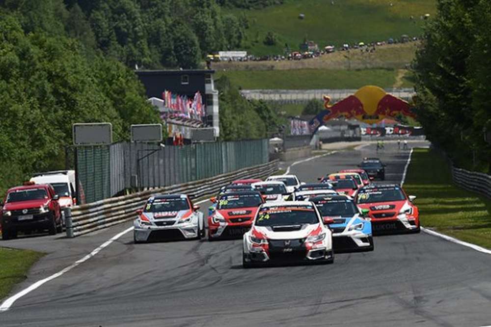 Кевин Глисон выиграл первую гонку TCR в Австрии