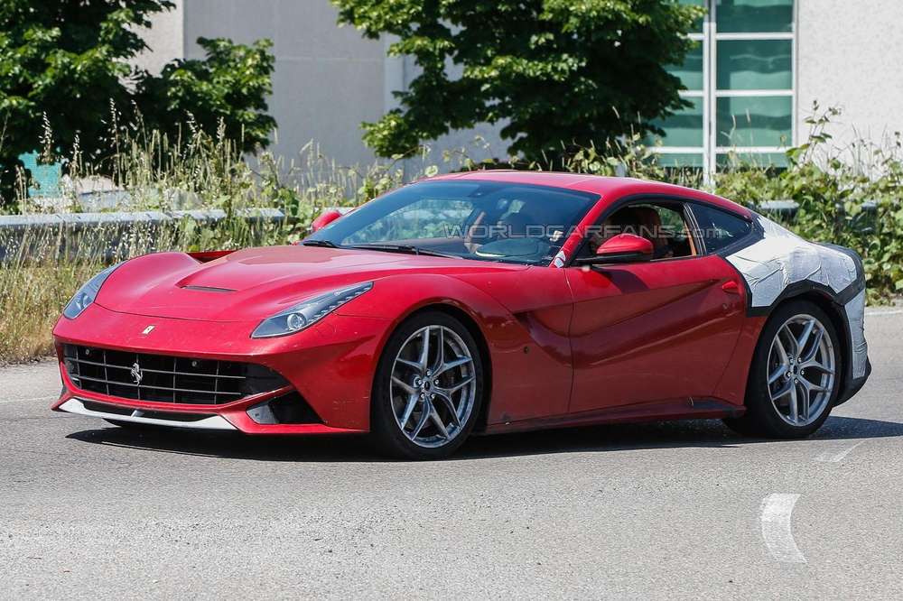 Спорткар Ferrari F12 М впервые замечен на тестах