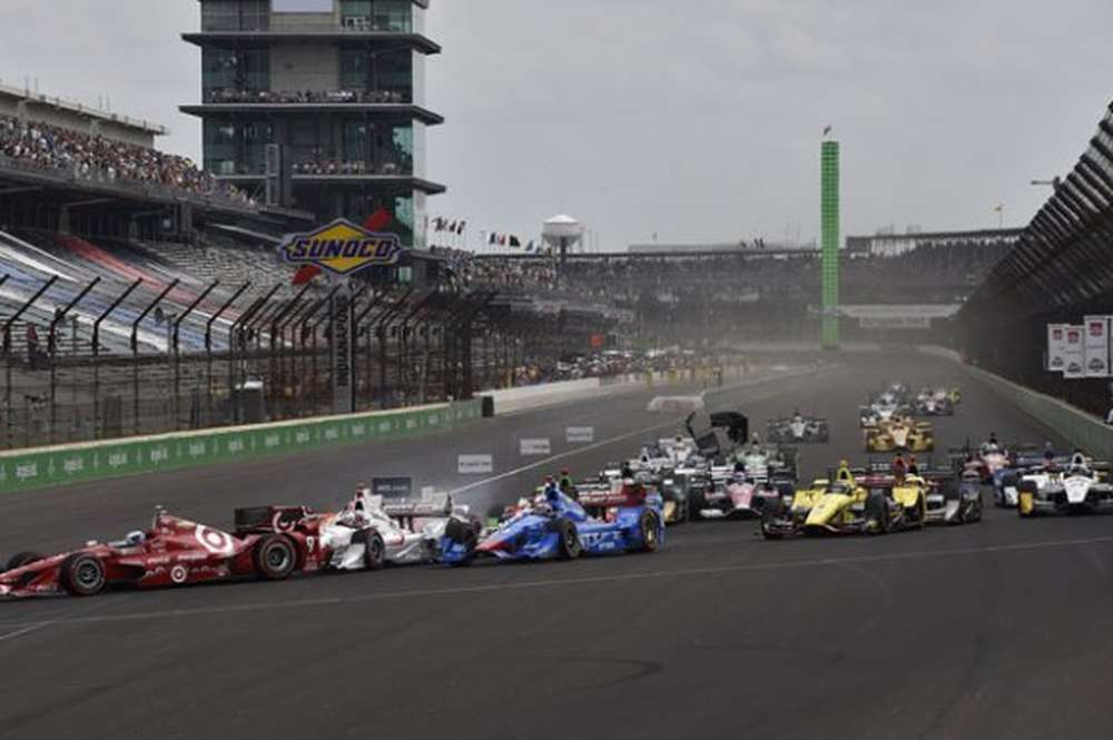 IndyCar: Элио Кастроневесу вернули пять очков