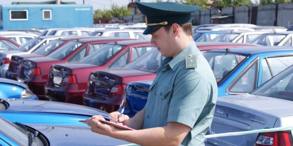 Депутаты хотят узаконить временный ввоз нерастаможенных авто на 30 дней