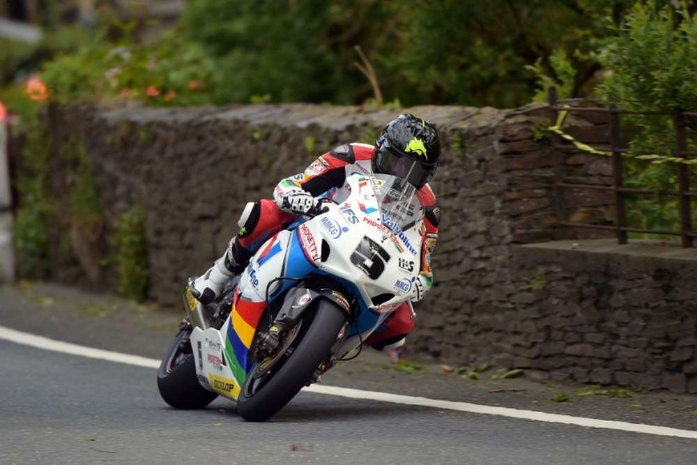 Брюс Ансти выиграл гонку RST Superbike TT 2015