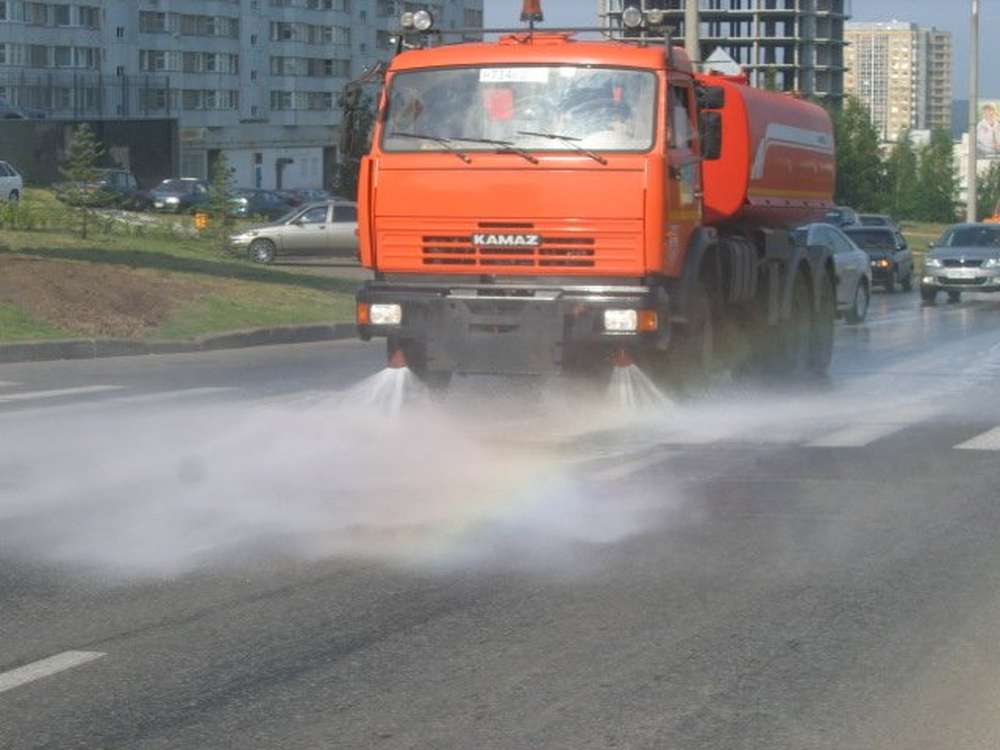Из-за пожара Кличко поручил круглосуточно поливать дороги в Киеве
