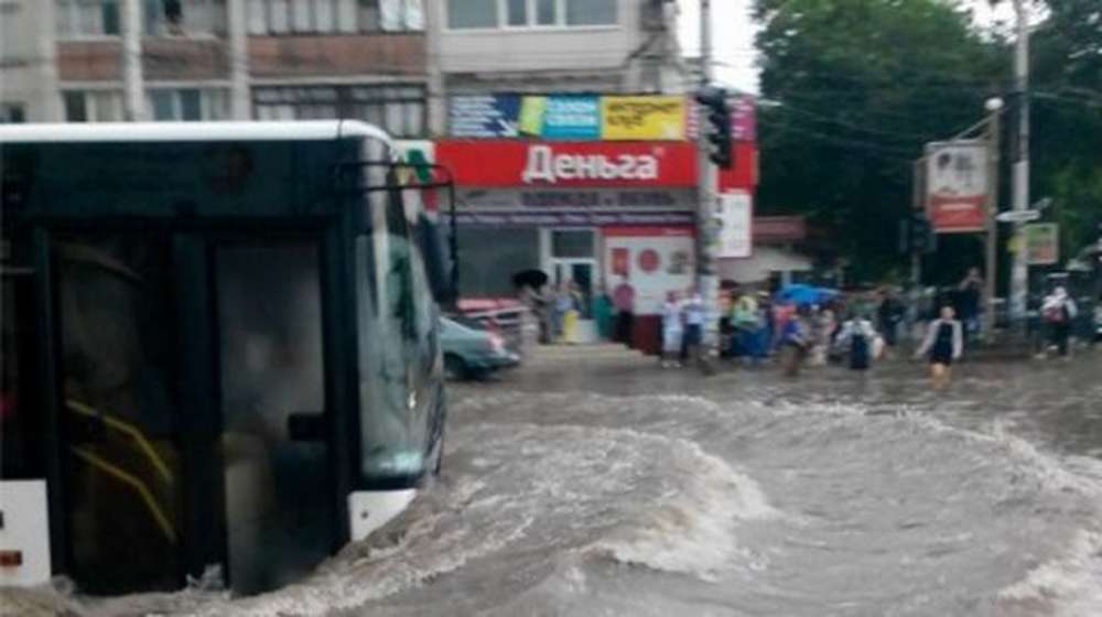 Сильный ливень затопил Симферополь - люди и машины передвигаются вплавь
