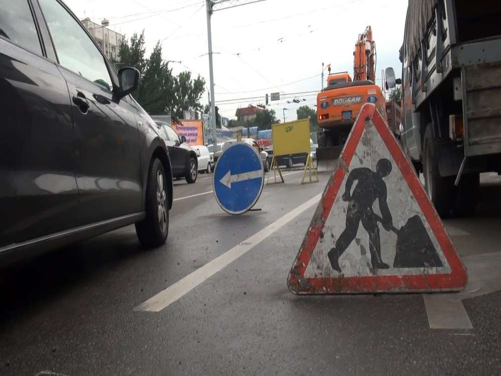 Асфальт провалился на улице Толе би в Алматы