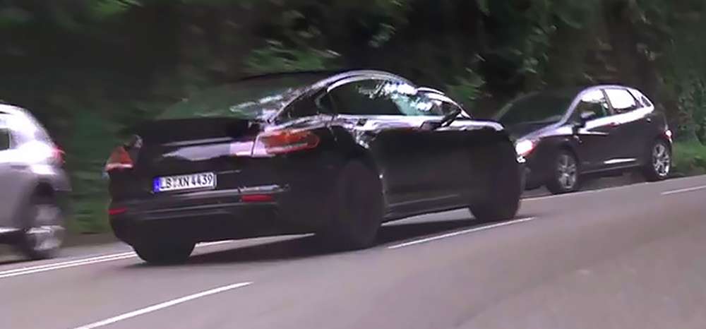 Новое поколение Porsche Panamera заметили на дорожных тестах