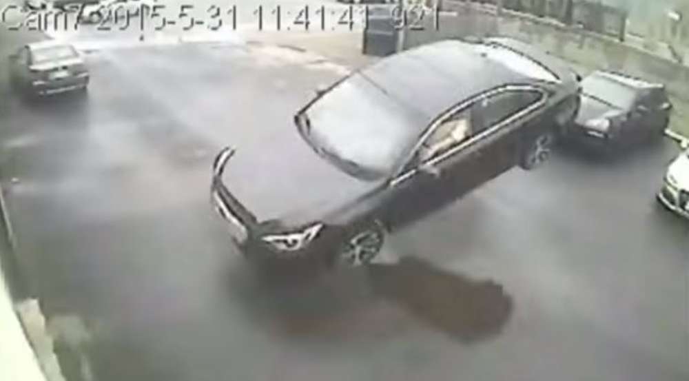 Вот так влетел: канадский автомобилист реально «прилетел» на автосервис
