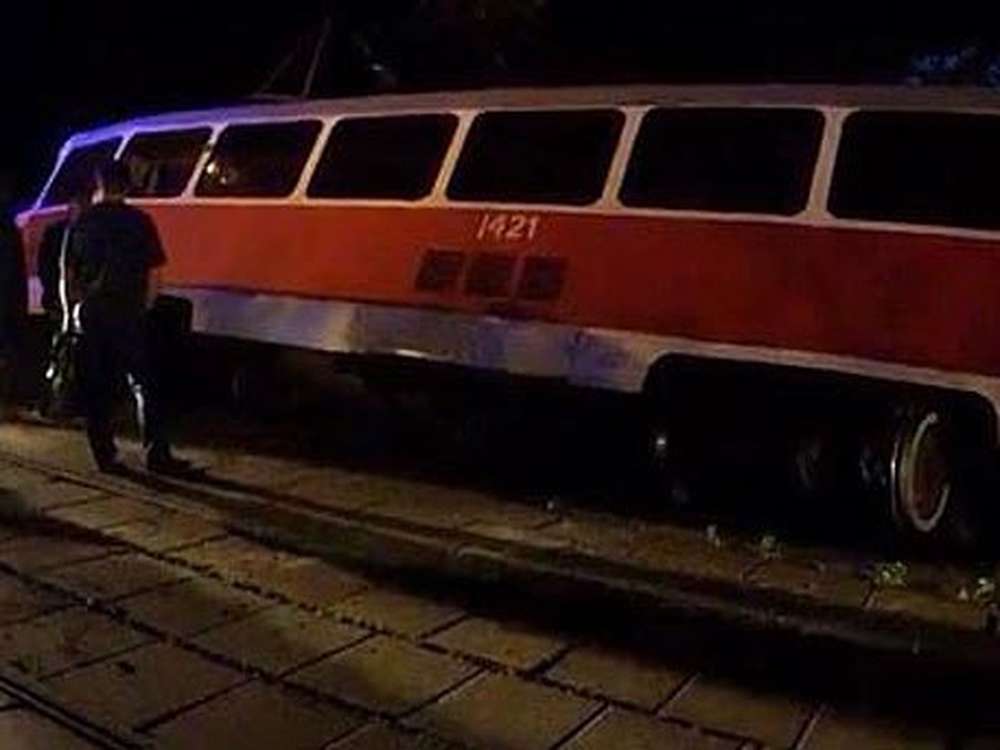 На Варшавском шоссе в Москве перевернулся трамвай