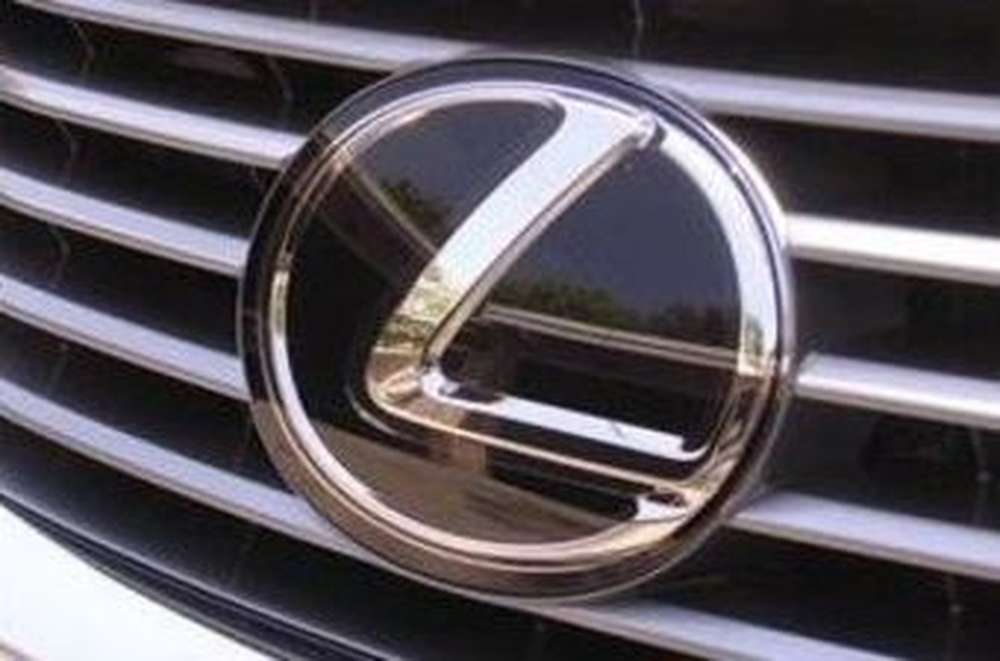 В Улан-Удэ приставы арестовали Lexus GS300, принадлежавший злостному нарушителю ПДД