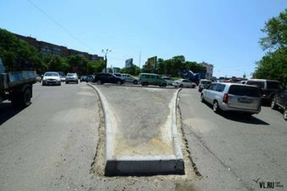 Во Владивостоке устанавливают бордюры вокруг островков безопасности