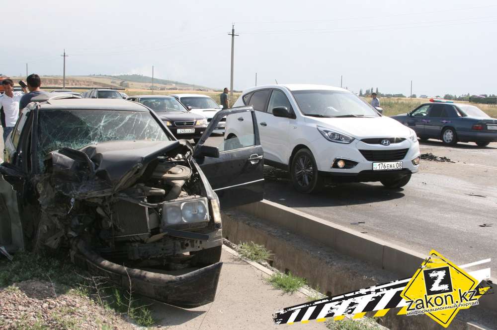 В Алматы водитель Volkswagen на "встречке" совершил сильное лобовое столкновение