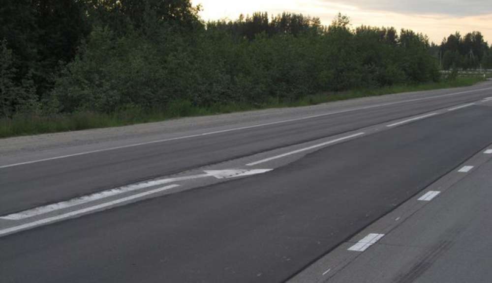 В КАРЕЛИИ НАКАНУНЕ ВИЗИТА МЕДВЕДЕВА ПОЯВИЛСЯ НОВЫЙ АСФАЛЬТ ВОЗЛЕ СТАРОЙ РАЗМЕТКИ