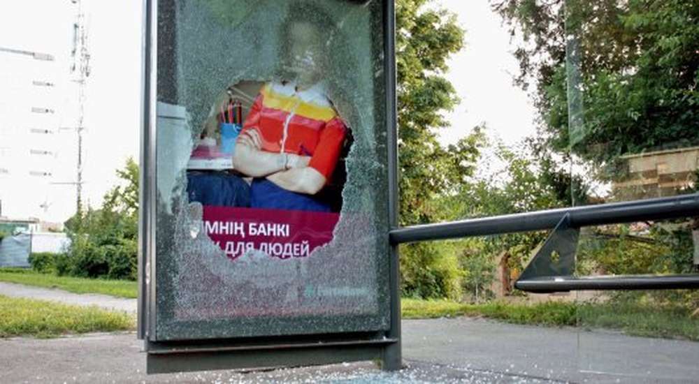 Алматинцев попросили прекратить порчу автобусных остановок
