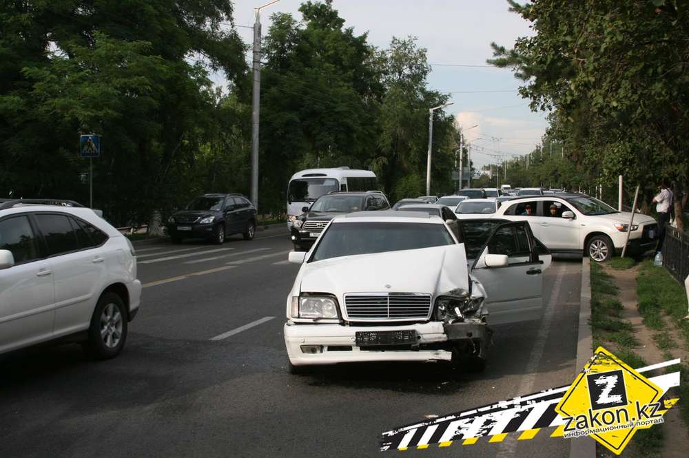 Пожилой пешеход пострадал в результате столкновения двух авто в Алматы