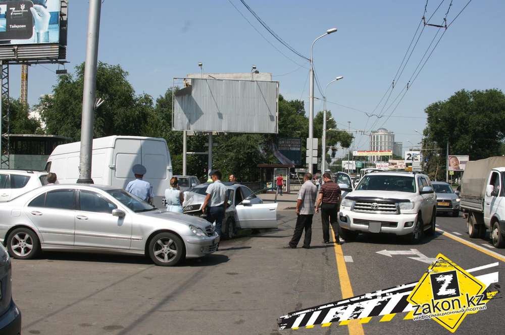 Массовое ДТП с участием 4 авто и двух пешеходов произошло в Алматы
