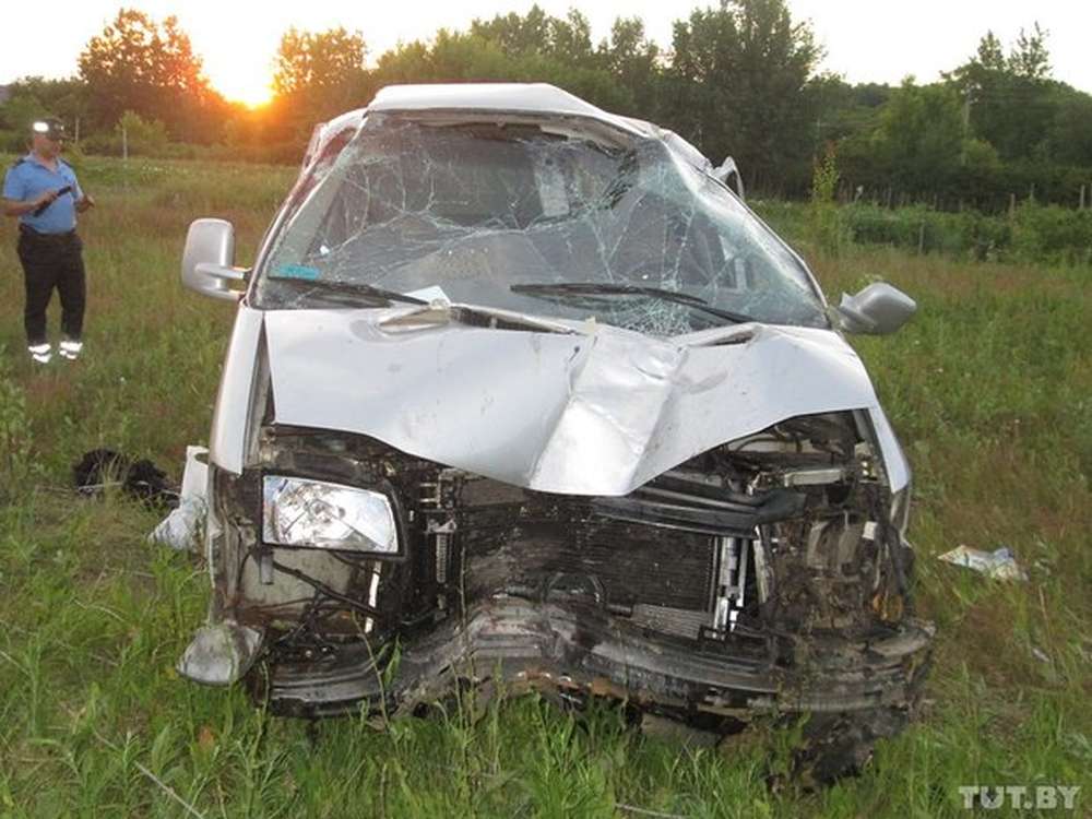 В Гомеле водитель VW Multivan врезался в столб: мужчина погиб
