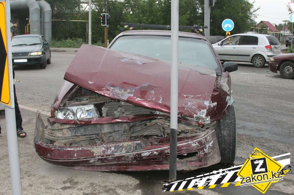 Не проскочил: водитель Mitsubishi столкнулся с двумя машинами в Алматы