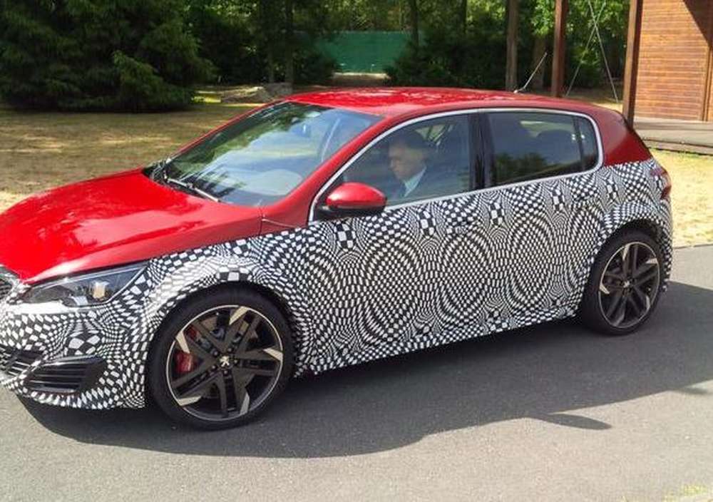 Глава Peugeot показал новую «заряженную» модель в камуфляже