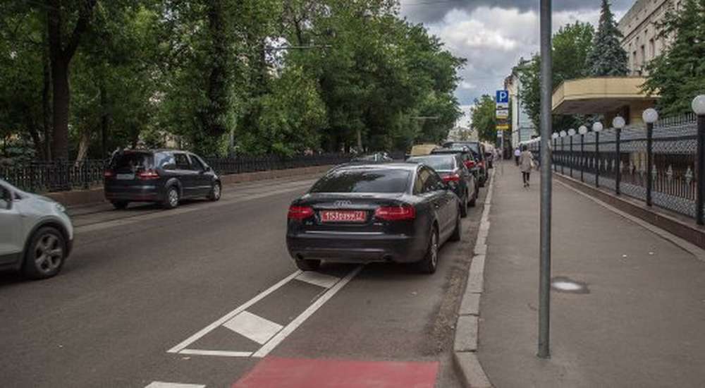 Дипломатов Казахстана уличили в парковке на велодорожке в Москве