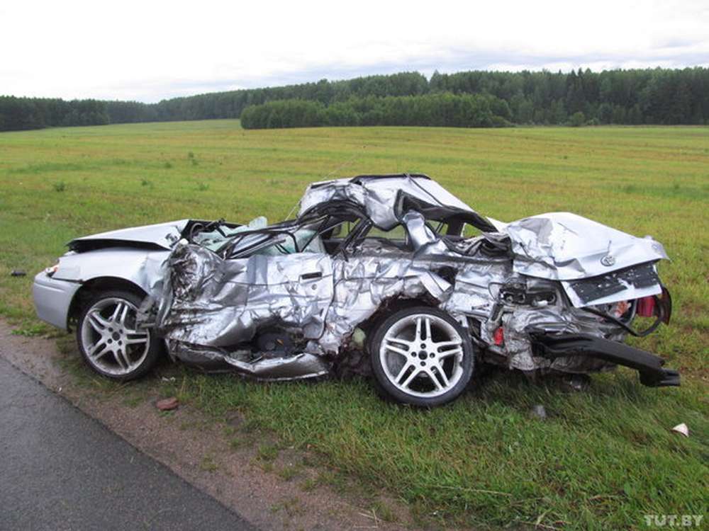 В Минской области Toyota выехала на встречку и врезалась в фуру
