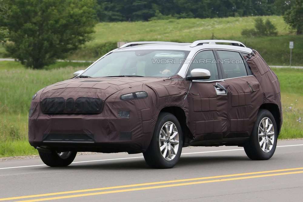 Обновленный Jeep Cherokee впервые замечен на тестах