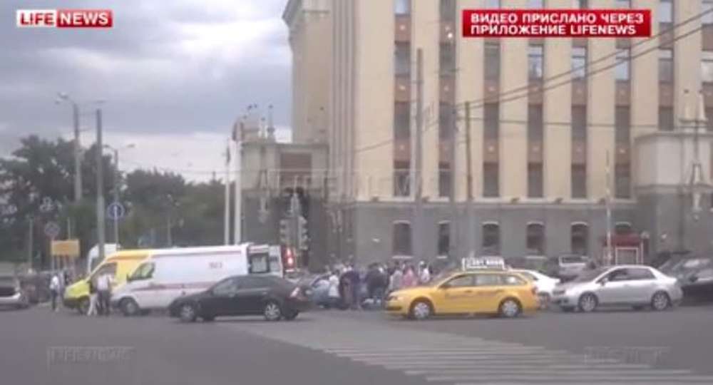 Автомобиль сбил трех пешеходов на тротуаре в центре Москвы