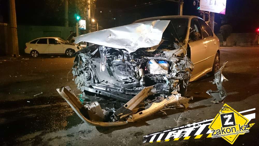 В Алматы автомобиль Lada вылетел на тротуар во время ДТП