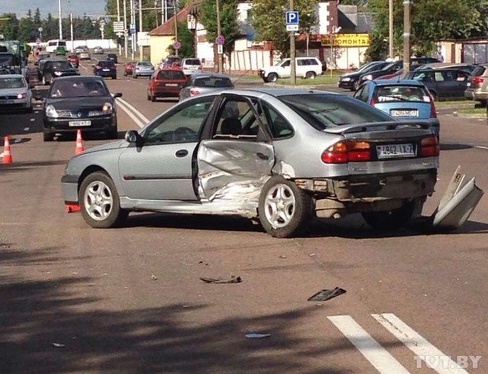 В Минске в столкновении двух Renault Laguna серьезно пострадала пассажирка