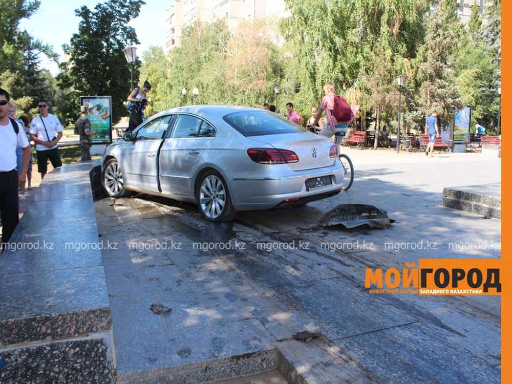 Автомобиль протаранил памятник Маншук Маметовой в Уральске