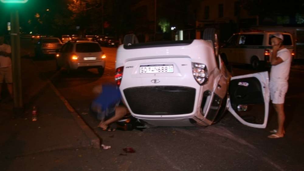В Алматы на ул. Жандосова перевернулась Lada