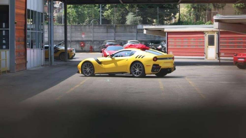 Спорткар Ferrari F12 Speciale сбросил защитный камуфляж