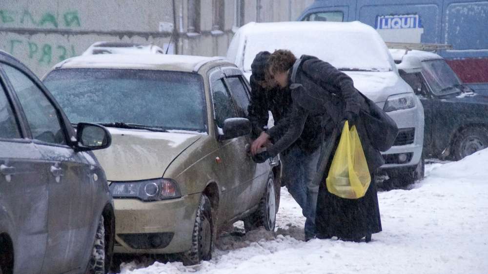 Видео-эксперимент: кто поможет пьяному водителю?