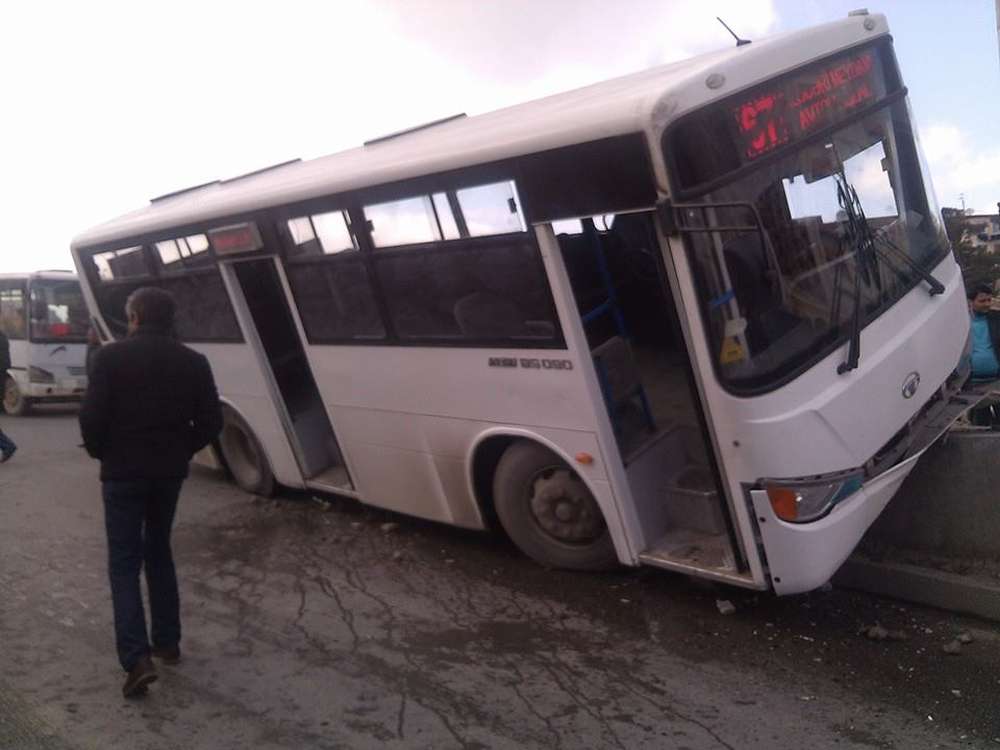 Пассажирский автобус в Баку попал в ДТП, есть погибший