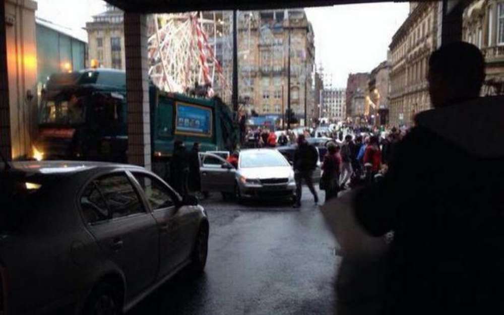 В Глазго грузовик выехал на тротуар, в результате погибли два человека